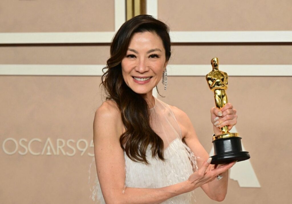 Oscar 2023: Michelle Yeoh entra nella storia come prima attrice asiatica a vincere come protagonista | Movieplayer.it