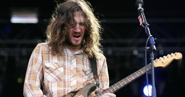 Red Hot Chili Peppers, John Frusciante si è rotto un dito. Il video di scuse di Anthony Kiedis per il concerto annullato | Virginradio.it