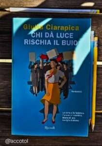 “Chi dà luce rischia il buio” di Giulia Ciarapica: recensione libro | Thebookadvisor.it