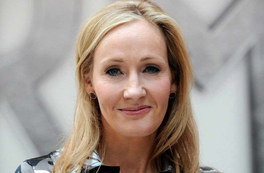 J.K. Rowling: Sky News definisce “donna” una omicida transgender, la scrittrice: “Stanca di questa mer*a” | Movieplayer.it