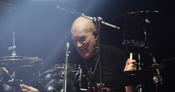 AC/DC, Chris Slade vorrebbe tornare nella band al posto di Phil Rudd: “Non riesco più a camminare, ma posso suonare” | Virginradio.it